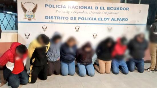 Ocho sujetos detenidos en Quito, el 20 de junio de 2024, por el delito de extorsión.