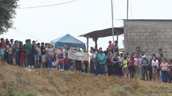 Comueros gritan "No a la cárcel" durante la ceremonia presidida por el presidente Daniel Noboa, en el casco urbano de la comuna Juntas del Pacífico.