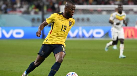 Enner Valencia, delantero ecuatoriano número 13, jugando para la selección de Ecuador. 