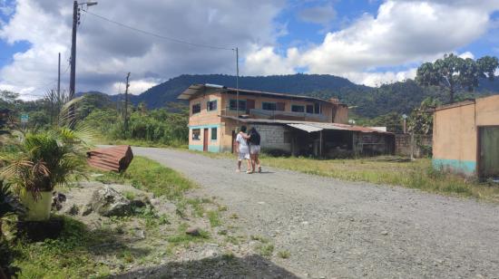 Dos habitantes de San Luis caminan por sus calles, el 18 de junio de 2024.