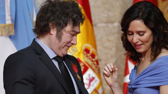 El mandatario de Argentina, Javier Milei, fue condecorado por la presidenta de la comunidad de Madrid, Isabel Díaz Ayuso, el 21 de junio de 2024.