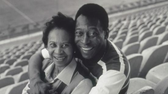 Celeste Arantes junto a su hijo Pelé.