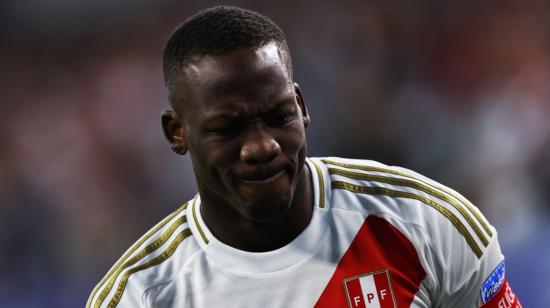 Luis Advíncula de Perú reacciona durante el partido del Grupo A de la Copa América entre Perú y Chile en el estadio AT&T, el 21 de junio de 2024 en Arlington, Texas.