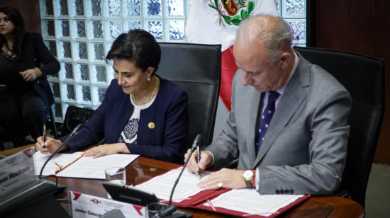 Gabriela Sommerfeld, canciller de Ecuador y su homólogo, Javier González-Olaechea, en la firma de los 49 compromisos este 21 de junio de 2024.