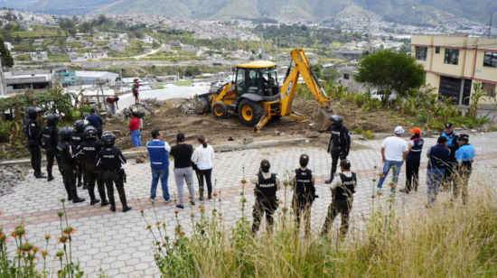 El Municipio de Quito derrocó el inicio de una construcción en un área verde, este 21 de junio de 2024.