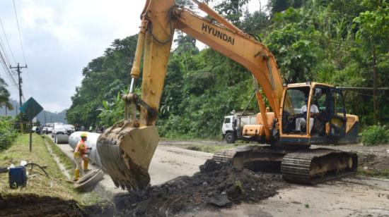 Maquinaria en la vía Alóag-Santo Domingo el 20 de junio de 2024.