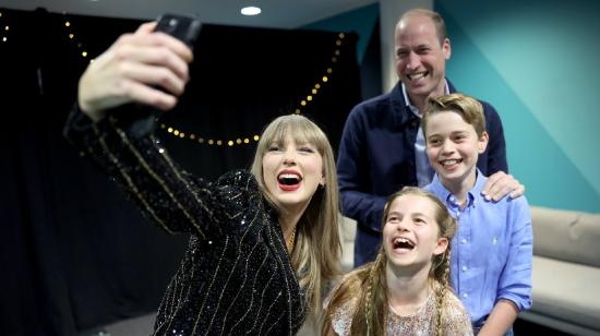 Taylor Swift posa con el príncipe de Gales, Guillermo, y sus hijos Jorge y Carlota, el 21 de junio de 2024.
