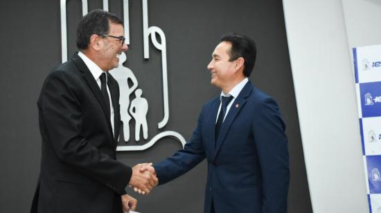 Eduardo Peña, presidente del Consejo Directivo del IESS, junto a Frankin Encalada, nuevo gerente del Hospital Teodoro Maldonado Carbo, de Guayaquil. Foto del 21 de junio de 2024. 