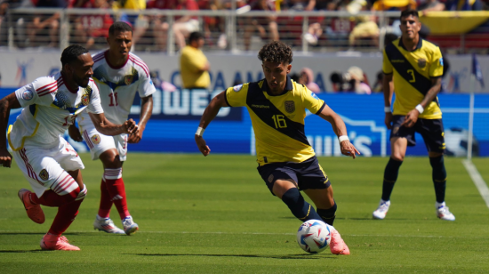 Jeremy Sarmiento maneja la pelota ante Venezuela, en el estadio Levi's de Santa Clara, el 22 de junio de 2024.