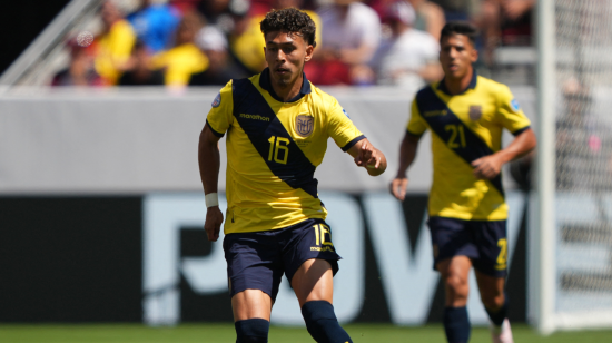 Jeremy Sarmiento maneja la pelota ante Venezuela, en el estadio Levi's de Santa Clara, el 22 de junio de 2024.