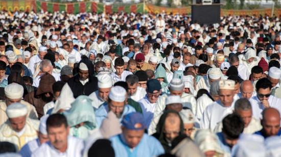 Fieles musulmanes oran en Marruecos, antes de la peregrinación hacia La Meca.