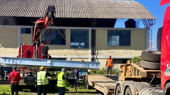 Infraestructura del puente Bailey que será instalado en el sector La Merced, en la vía E30 Baños - Puyo. 