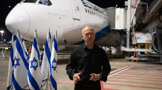 El ministro de Defensa de Israel, Yoav Gallant, el 23 de junio, momentos antes de coger el avión para visitar el Pentágono y al Secretario de Defensa de Estados Unidos, Lloyd Austin. 