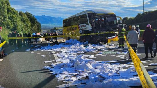 Bus de la cooperativa Ambato se accidentó en la Panamericana Sur y dejó un muerto.