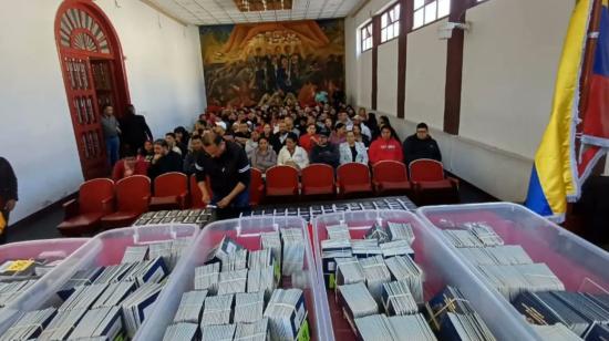 Pasaportes para ser entregados en la Casa de la Cultura Ecuatoriana, en Quito. Foto del 23 de junio de 2024. 