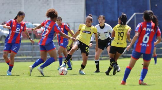 Las jugadoras de Barcelona y Quito FC disputan un balón en la Superliga, el domingo 23 de junio de 2024.