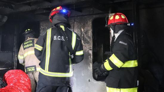 Imagen referencial. Bomberos trabajan en un incendio en una vivienda en Guayaquil, el 3 de junio de 2024.