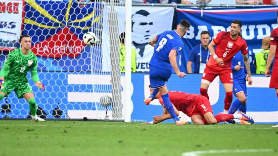 Oliver Giroud remata ante la mirada de los polacos este 25 de junio.