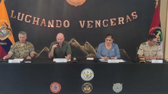 Los ministros de Interior, Mónica Palencia; y de Defensa, Gian Carlo Loffredo; en una rueda de prensa en Manabí el 24 de junio de 2024. 