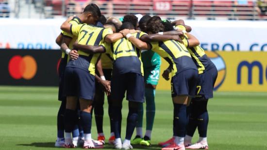 Los jugadores de Ecuador se abrazan antes del partido ante Venezuela en la Copa América, el sábado 22 de junio de 2024.