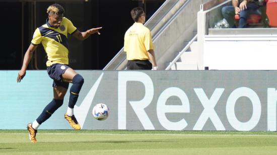 El delantero Kevin Rodríguez domina una pelota en el partido entre Ecuador y Venezuela, el sábado 22 de junio de 2024. 