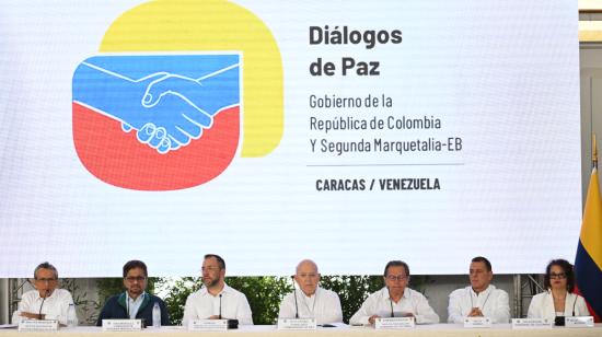 Delegaciones del gobierno colombiano y del grupo disidente Segunda Marquetalia de las FARC en conversaciones de paz en Caracas, 24 de junio de 2024.