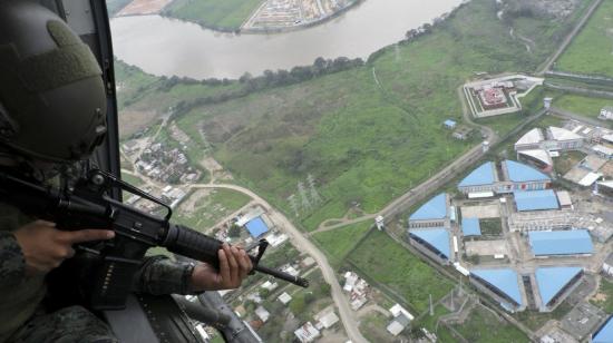 Vista comparativa de tamaño de la cárcel Regional y de La Roca, en el complejo del norte de Guayaquil. La Roca, con tejado terracota, más cercana al río Daule, tiene capacidad para 158 presos. 