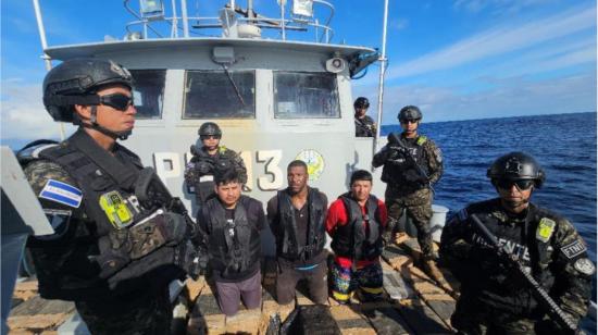 Tres de los ecuatorianos detenidos en los recientes operativos contra el narcotráfico en El Salvador, 24 de junio de 2024.