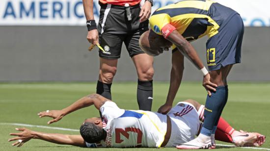 Enner Valencia, después de meterle un patazo a Andrés Martínez, en el partido entre Ecuador y Venezuela, por la Copa América, el 24 de junio de 2024. 