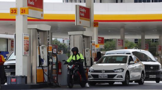 Imagen referencial de varios vehículos en una gasolinera de Quito, el 14 de junio de 2024.