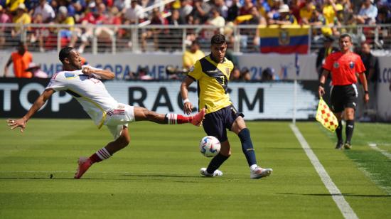 Piero Hincapié disputa un balón durante el partido ante Venezuela en la Copa América, este 22 de junio de 2024.