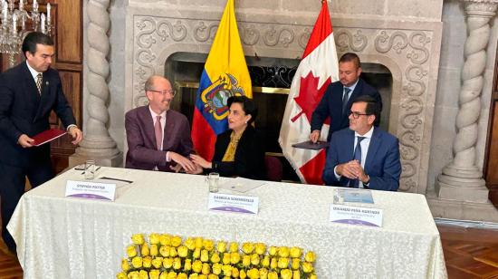 La canciller Gabriela Sommerfeld y el embajador de Canadá, Stephen Potter, celebran el acuerdo este 24 de junio.