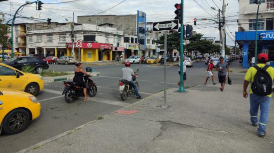 Movimiento en el centro de la ciudad de Esmeraldas, la tarde del 17 de junio de 2024.