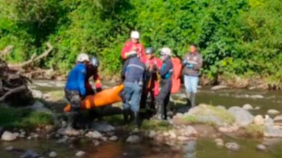 Personal del Cuerpo de Agentes, Bomberos de Quito y Criminalística recupera un cadáver en el río Chiche.