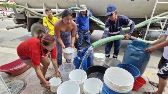 Imagen referencial. Personas se abastecen de agua potable en Guayaquil, el 13 de junio de 2024.