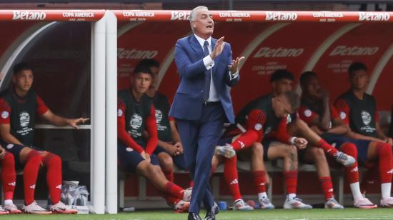 El director técnico de Costa Rica, Gustavo Alfaro, dirige a su selección ante Brasil en la Copa América, el lunes 24 de junio de 2024.