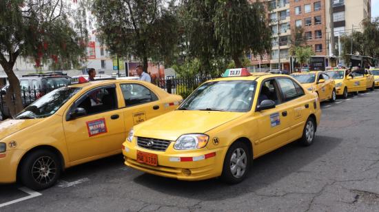 Una parada de taxis en Quito, 14 de junio de 2024. 