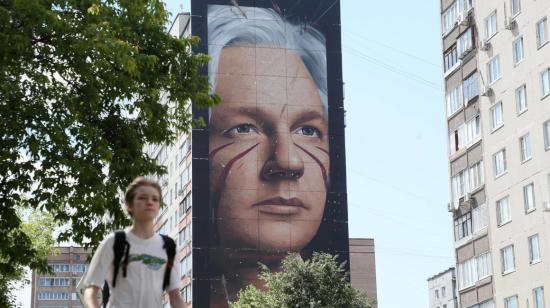 Un mural con el rostro del hacker australiano Julian Assange en Rusia, el 25 de junio de 2024.
