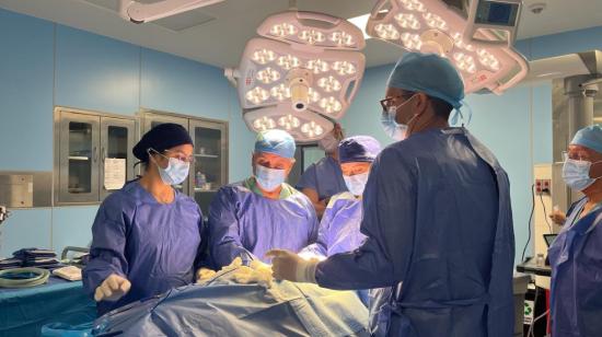 Imagen referencial de una cirugía a un paciente con cáncer en el hospital de Solca en Guayaquil, el 18 de marzo de 2024.