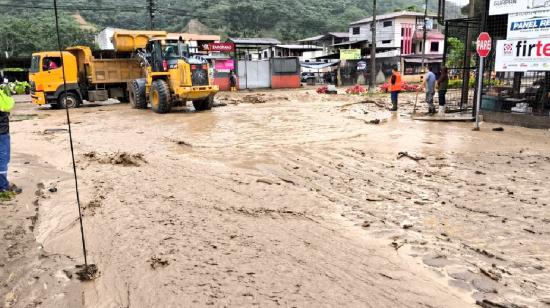 Maquinaria retira lodo arrastrado por las lluvias en el sector de Benjamín Carrión, en Zamora Chinchipe, el 21 de junio de 2024.