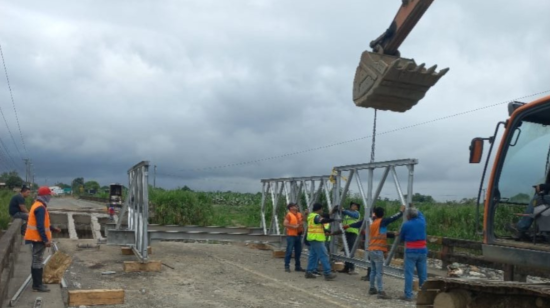 El Ministerio de Transporte realiza la colocación de un puente Bailey en la vía  La Troncal - El Triunfo, este 25 de junio de 2024.