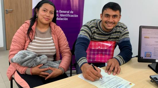 Ciudadanos realizan la inscripción de nacimiento de su bebé en una oficina del Registro Civil.