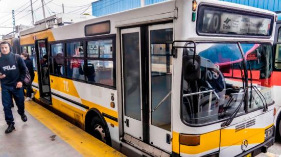 Unidad del Trolebús en la estación de El Recreo, en Quito.