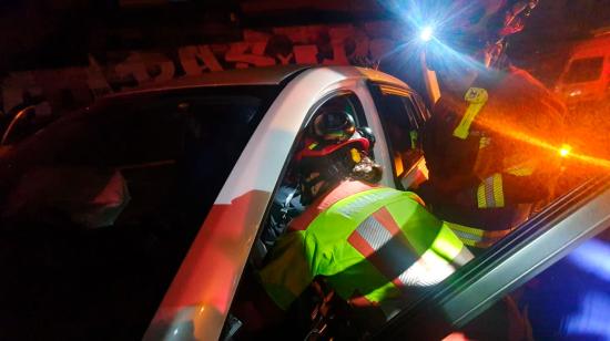 Bomberos liberan a una persona atrapada en la Autopista General Rumiñahui, en Quito.