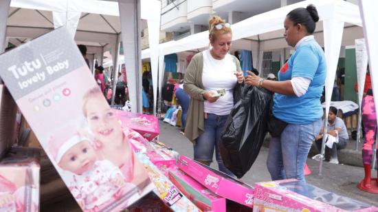 Una mujer comerciante en Guayaquil, en diciembre de 2023.