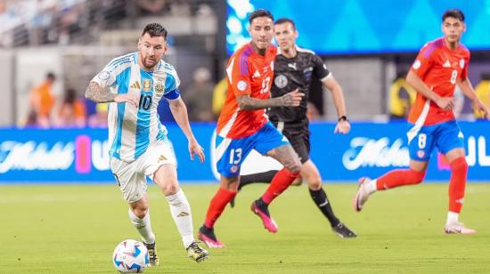 Lionel Messi disputando la pelota durante el partido ante Chile el 25 de junio.