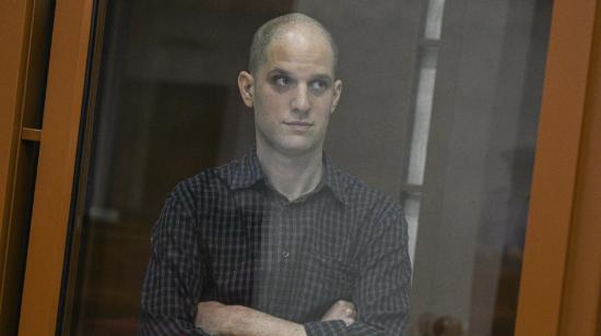 Evan Gershkovich, corresponsal del Wall Street Journal, detrás de un vidrio en la Corte Regional de Yekaterinburg, el 26 de junio de 2024.