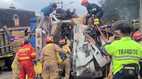 Momentos en que los bomberos rescatan a un joven atrapado entre los fierros de un camión en Cuenca, el 26 de junio de 2024.