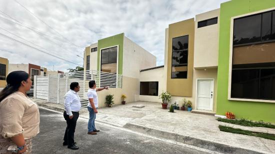 El gerente general del Biess, Luis Cabezas-Klaere, visita el proyecto inmobiliario Los Esteros, ubicado en Manta, 4 de junio de 2024. Imagen referencial. 