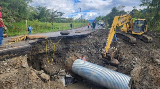Una excavadora en la vía Beza-Lago Agrio, sector San José Bajo, el 22 de junio de 2024.